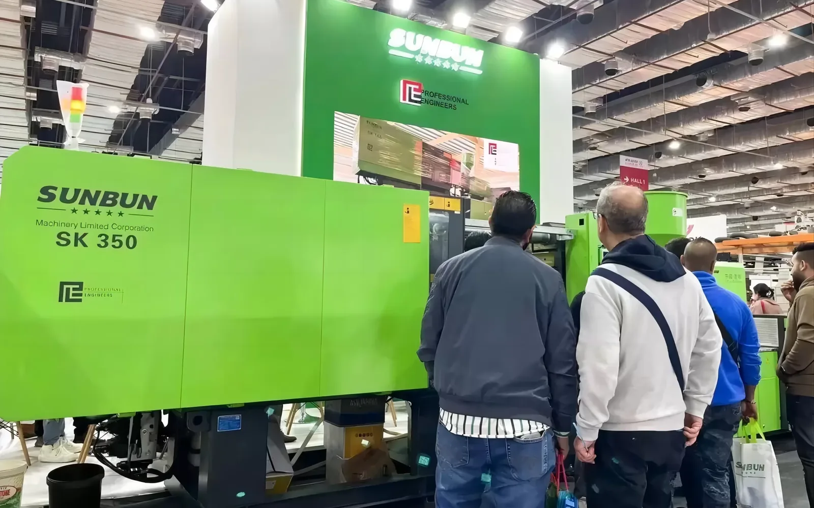 Сервогидравлический термопластавтомат SUNBUN SK350 на выставочном стенде производителя
