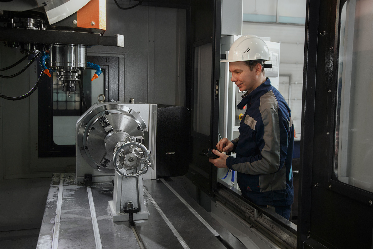 Процесс ремонта станка сервисным специалистом Инкор Ремонт станка с ЧПУ на производстве