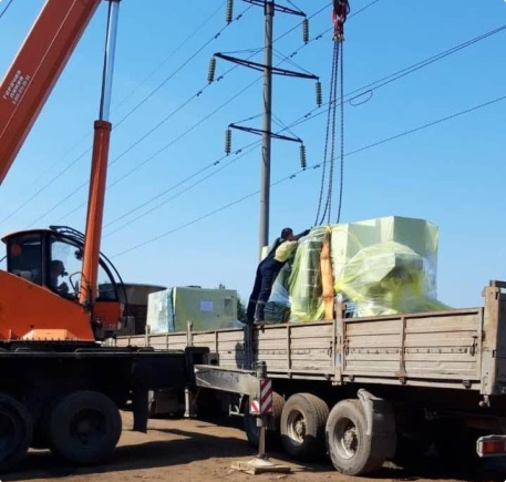 Специалисты ООО “Инкор” выгружают станок с транспортировочного поддона.jpg